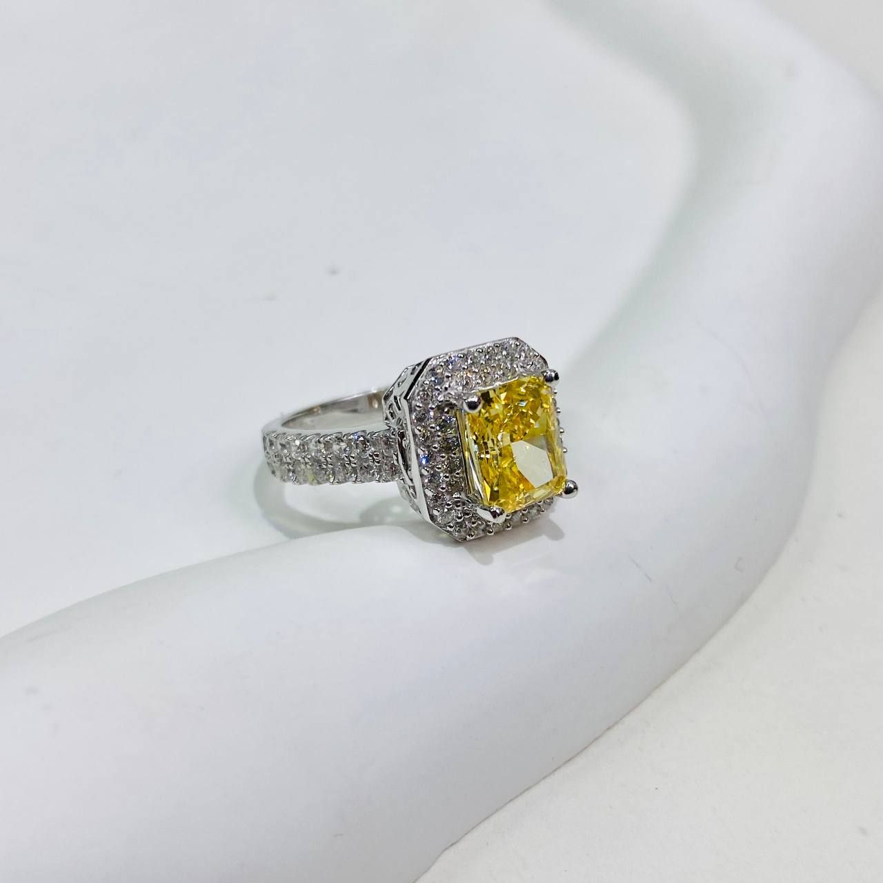 R939 Nhẫn nữ Radiant 6*8