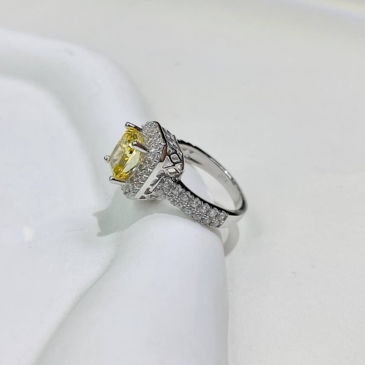 R939 Nhẫn nữ Radiant 6*8