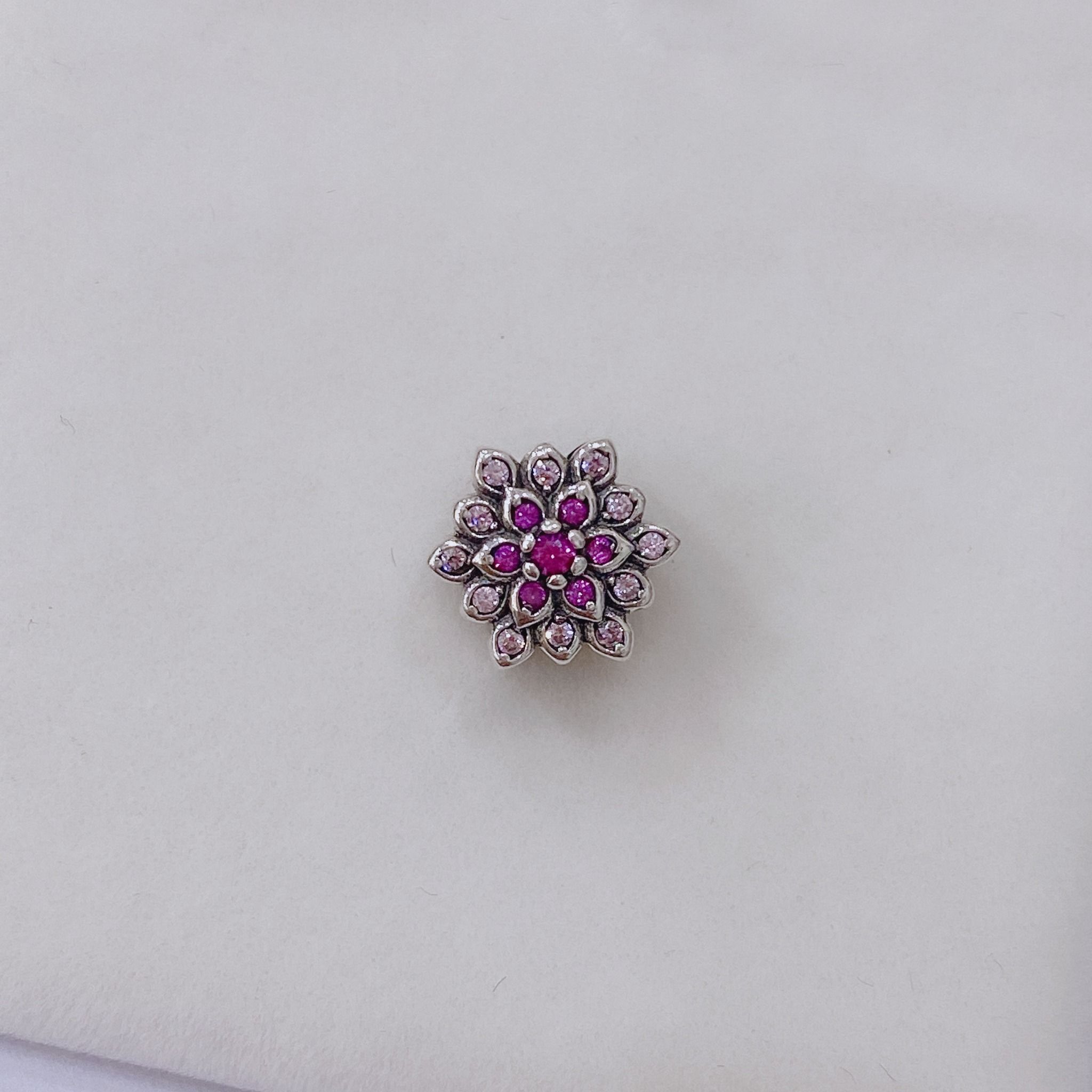 C451 Charm hoa hồng