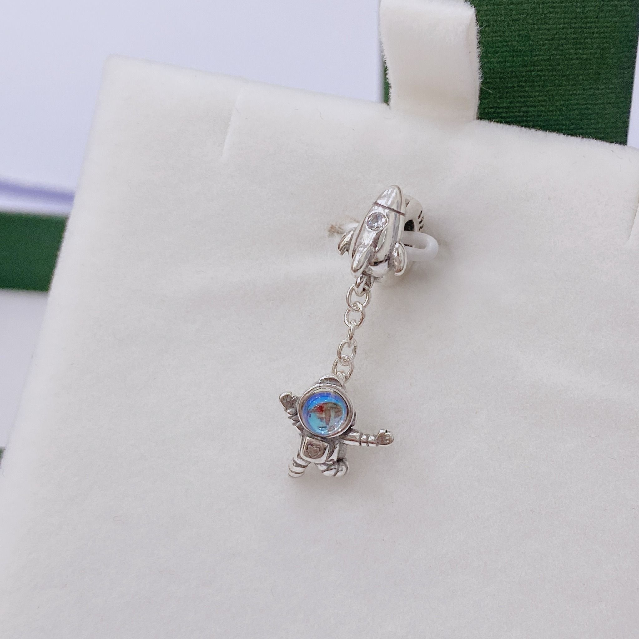 C434 Charm treo phi hành gia