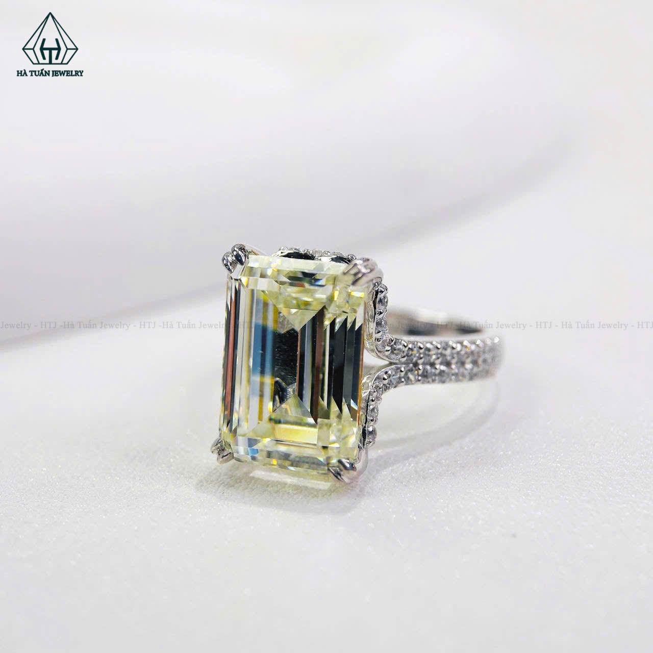 R980 Nhẫn nữ Emerald vàng 10*14mm