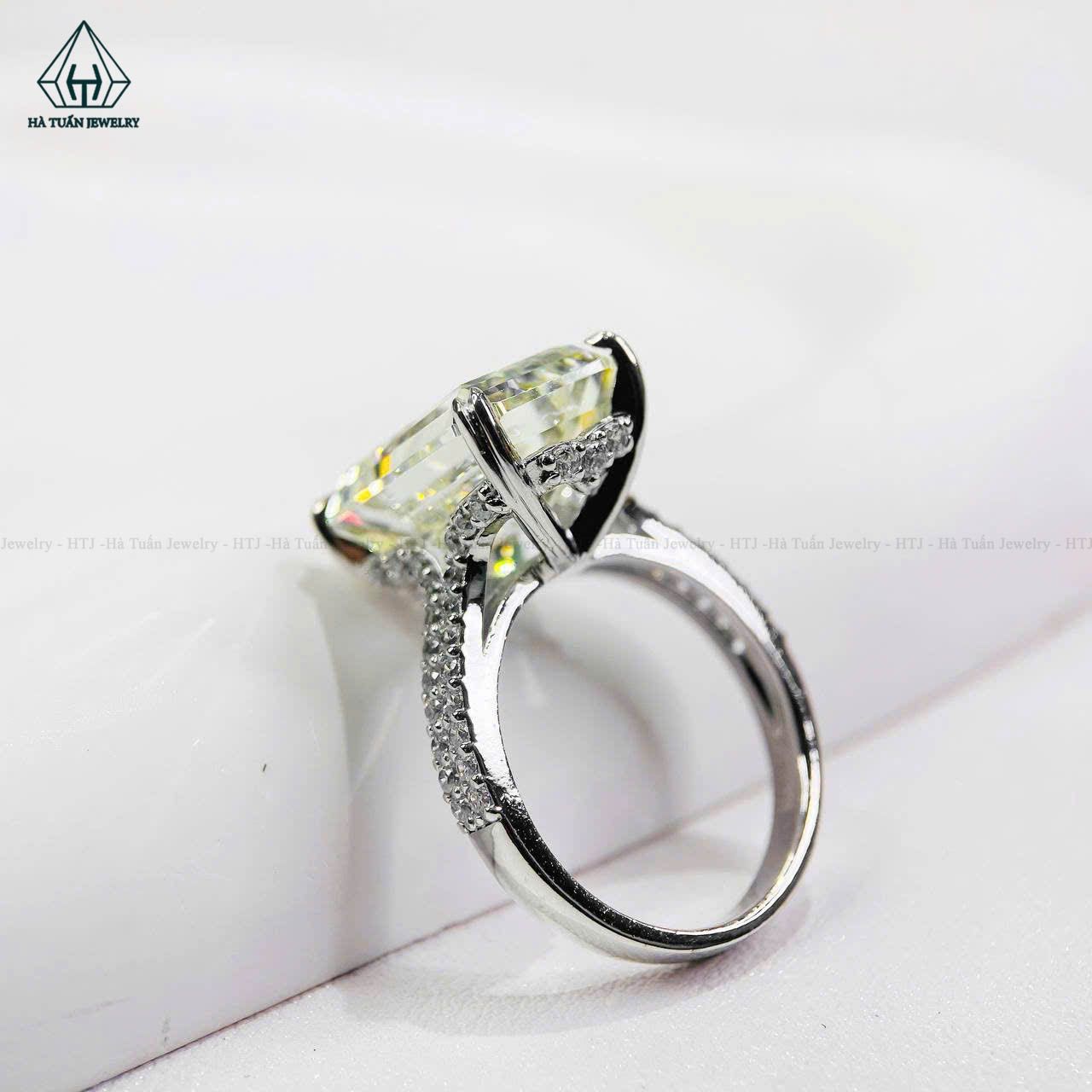 R980 Nhẫn nữ Emerald vàng 10*14mm