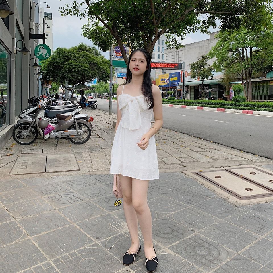 Đầm hoa cúc trắng phối nơ ngực