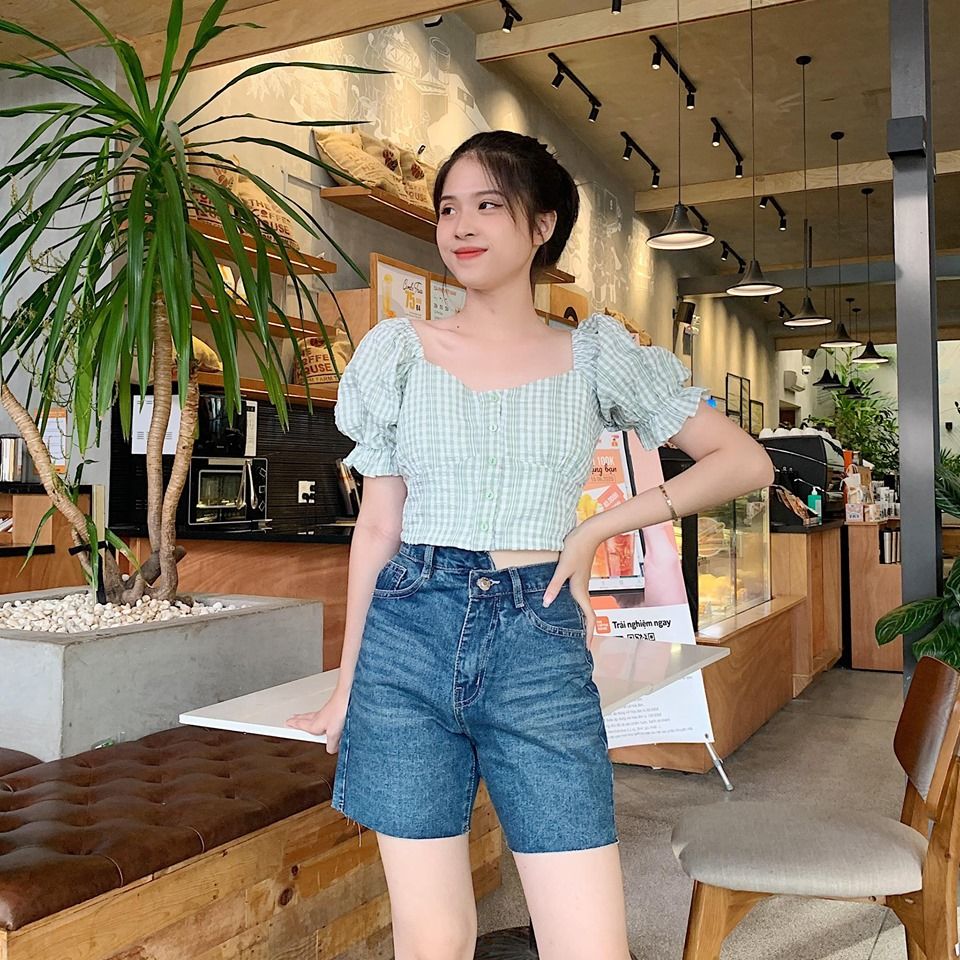 Quần jean lửng nút xéo