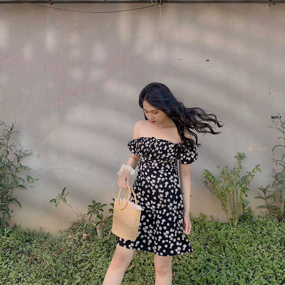 Đầm hoa cúc đen bẹt vai