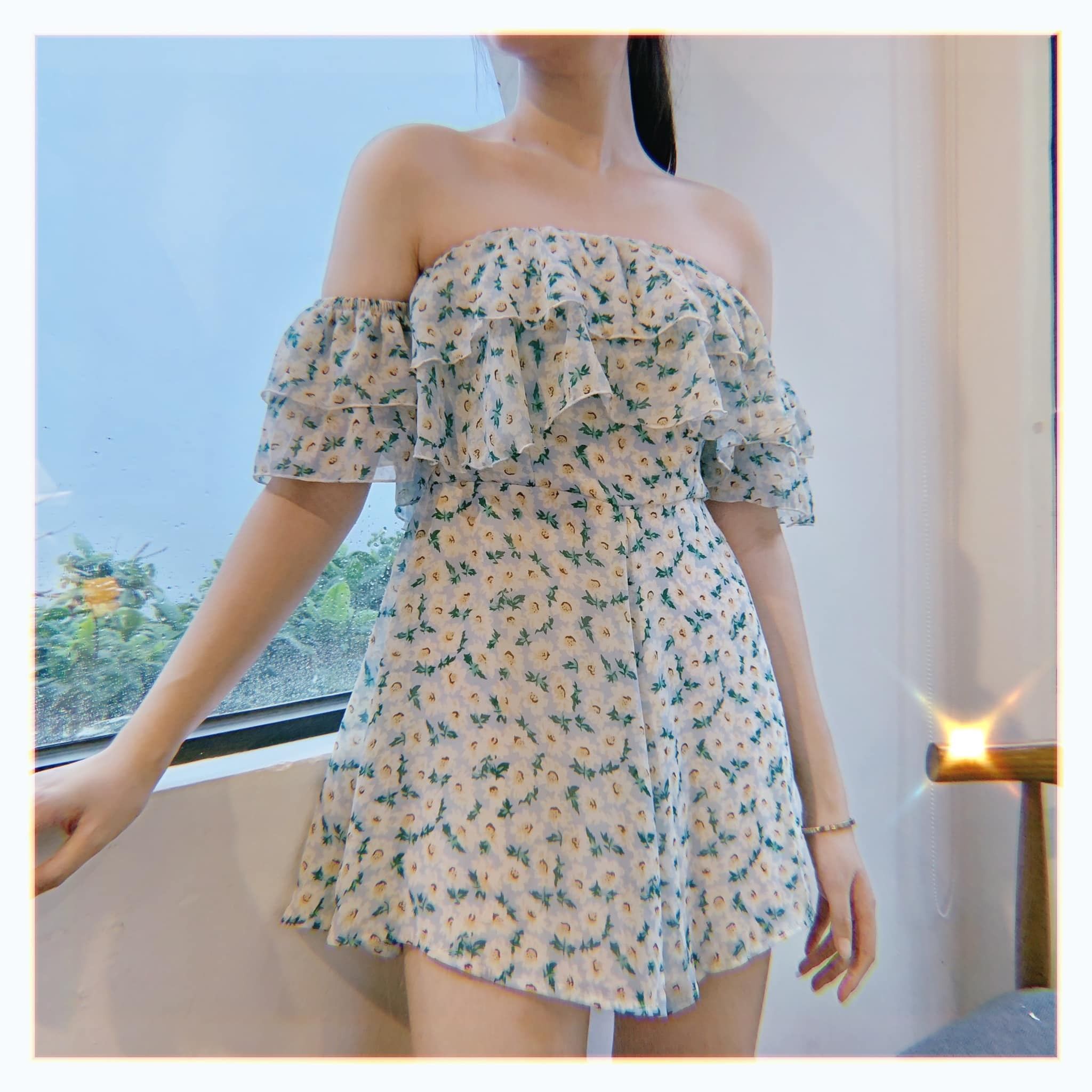 Jumpsuit hoa trễ vai