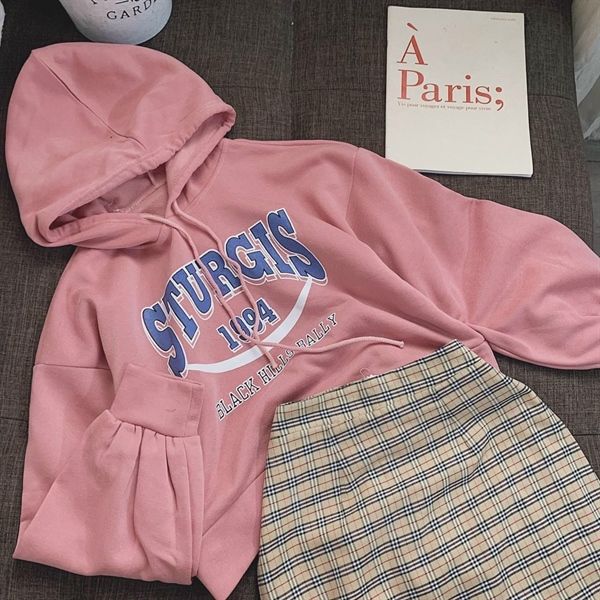 Set hoodie hồng chữ + chân váy caro