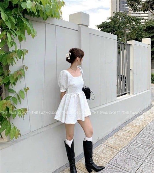 Đầm gấm trắng cổ U