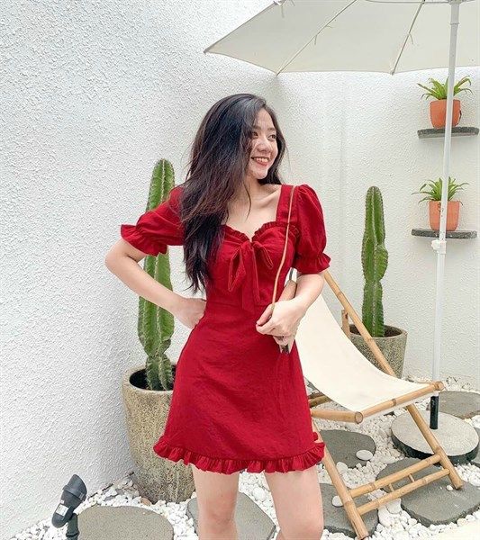 Đầm đỏ nơ ngực bèo