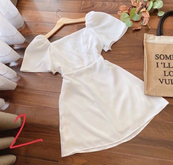 Đầm trắng cổ vuông tay tiên