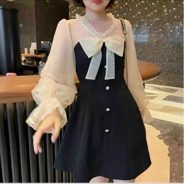 Đầm đen phối tay voan nút ngọc