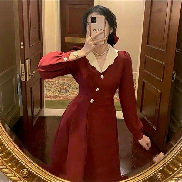 Đầm đỏ đính nút vàng cổ sen