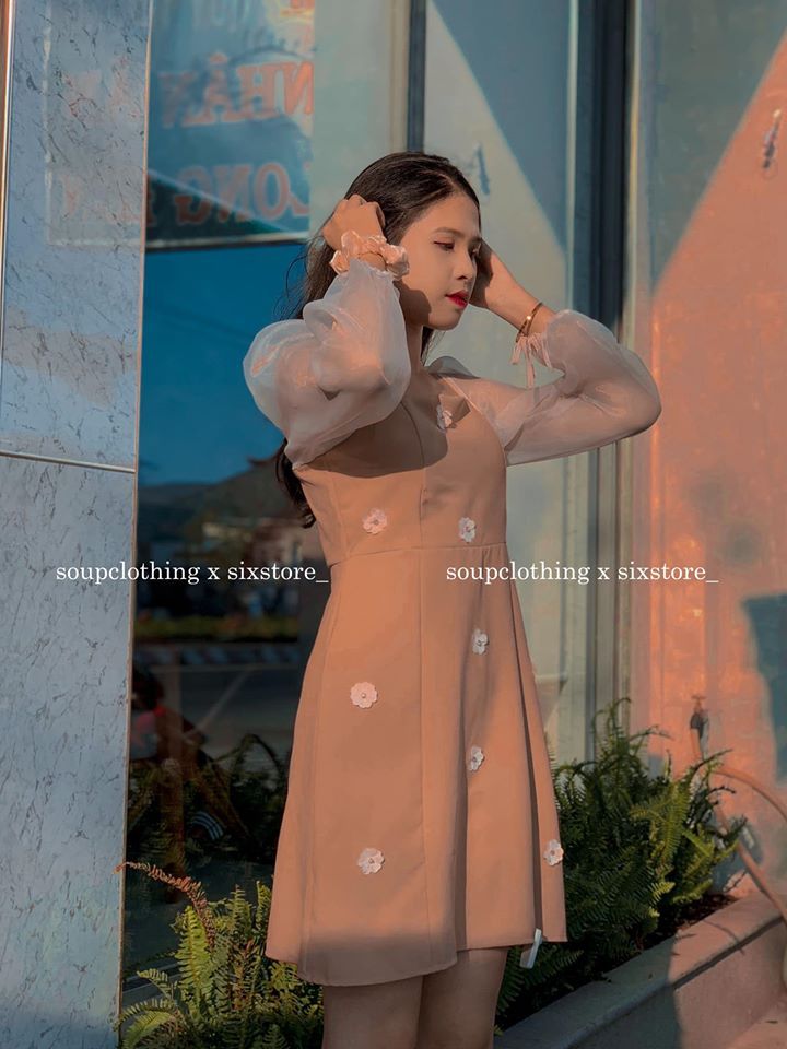 Đầm hoa trắng tay nude