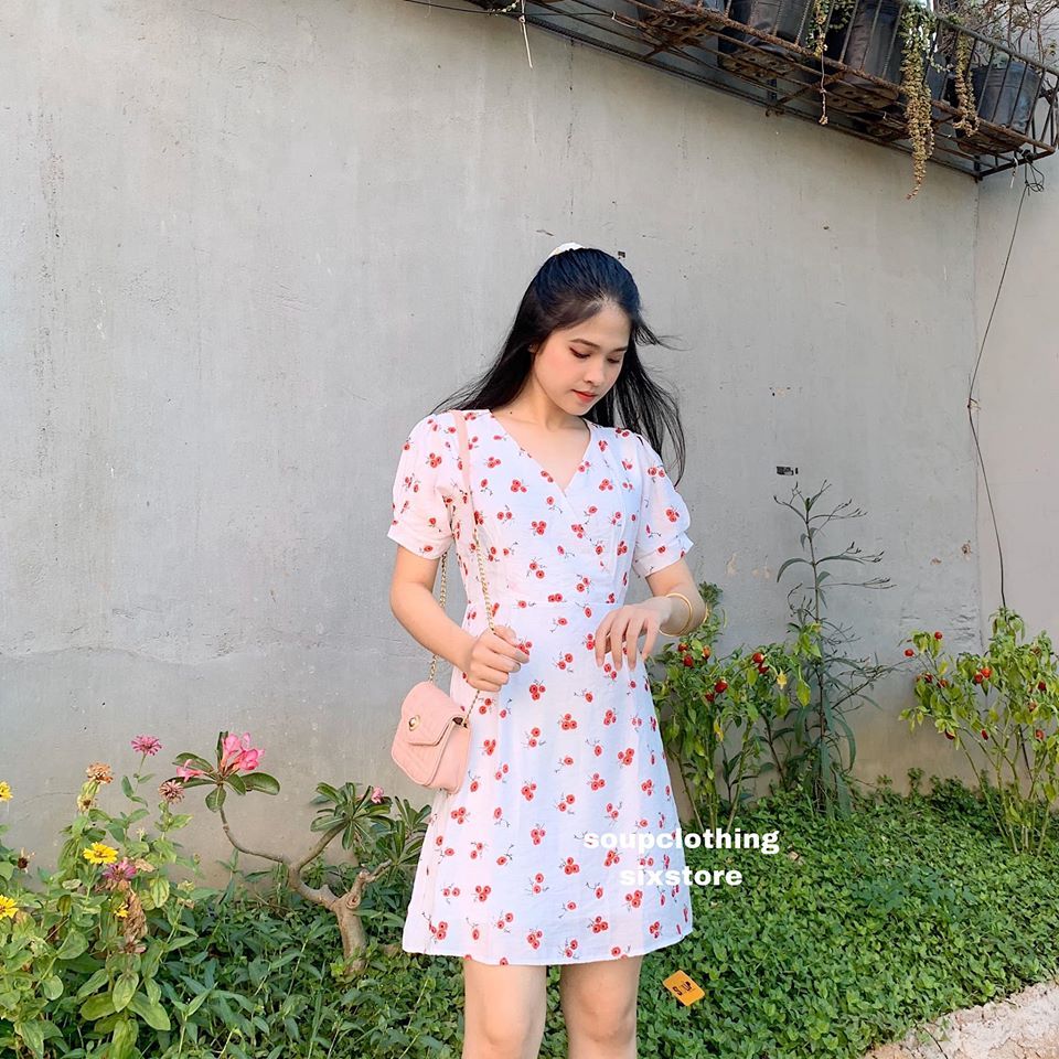 Đầm hoa đỏ cổ tim
