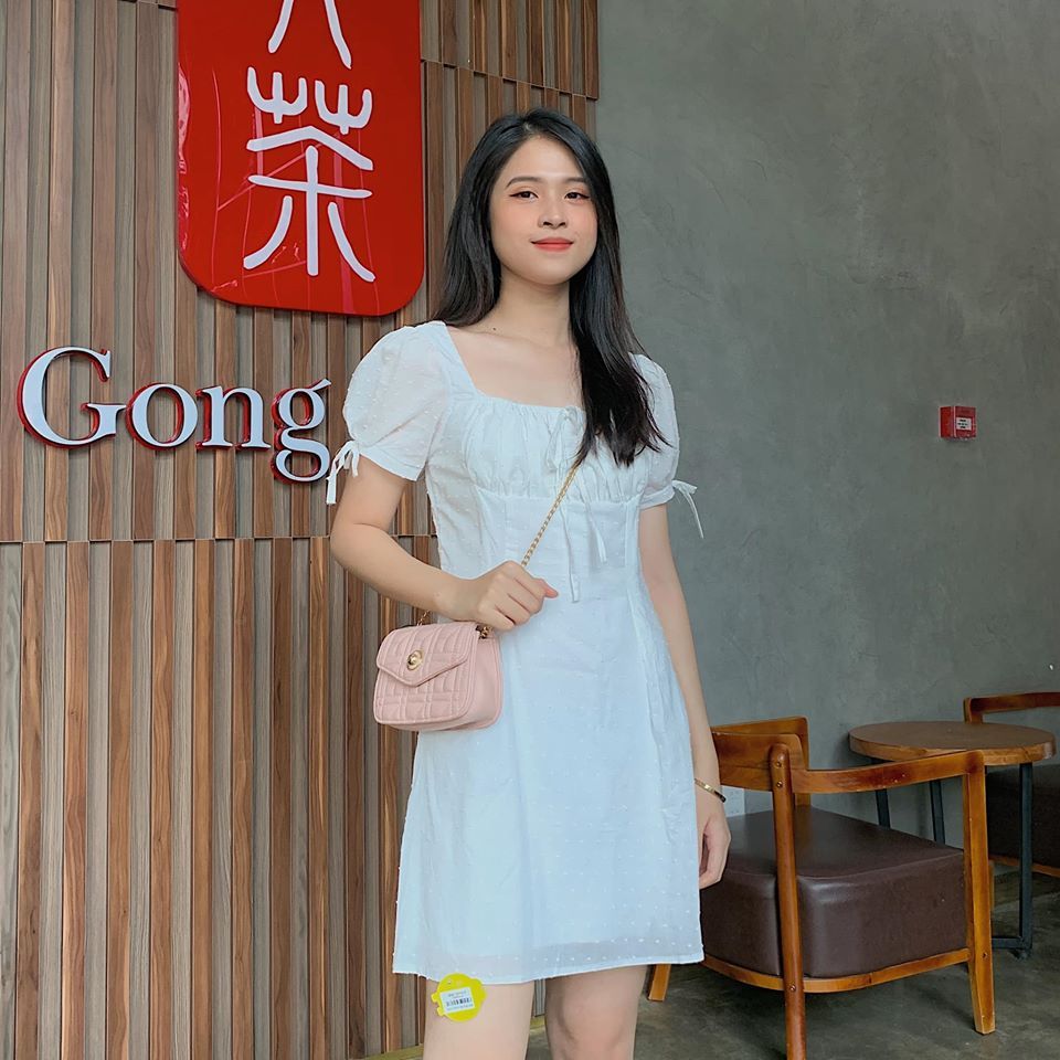 Đầm trắng xếp ly ngực