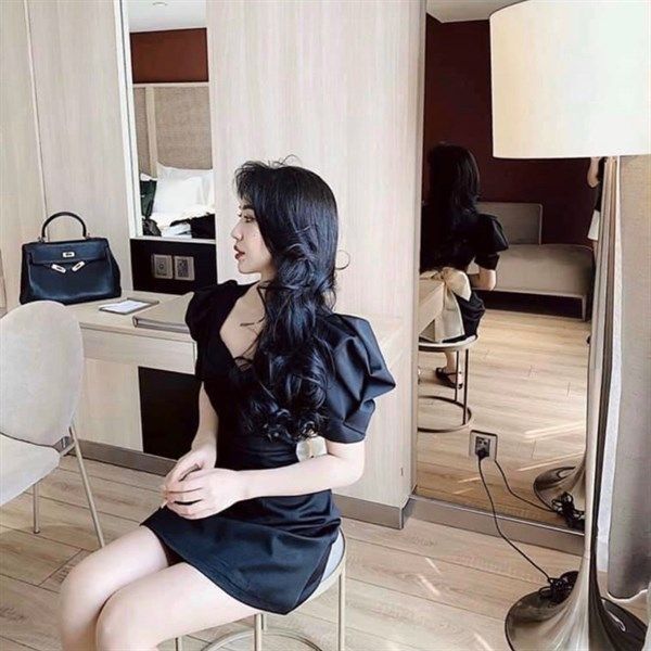 Đầm đen nhíu ngực cột nơ lưng