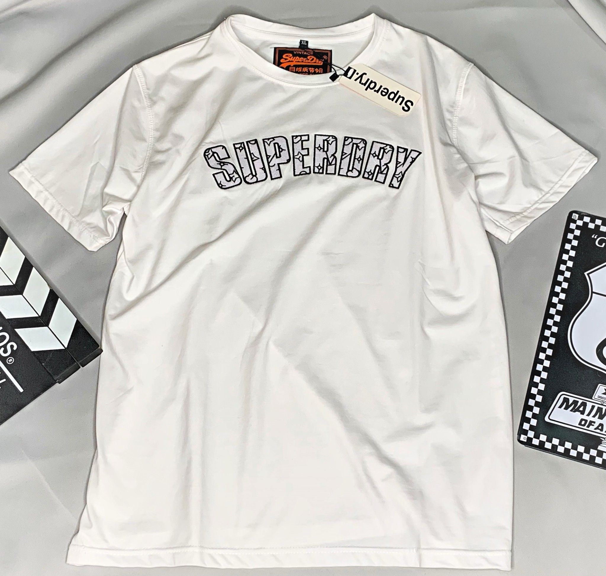Áo thun superdry logo thêu