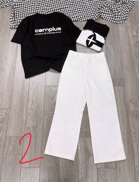 Set áo thun đen + quần kaki trắng