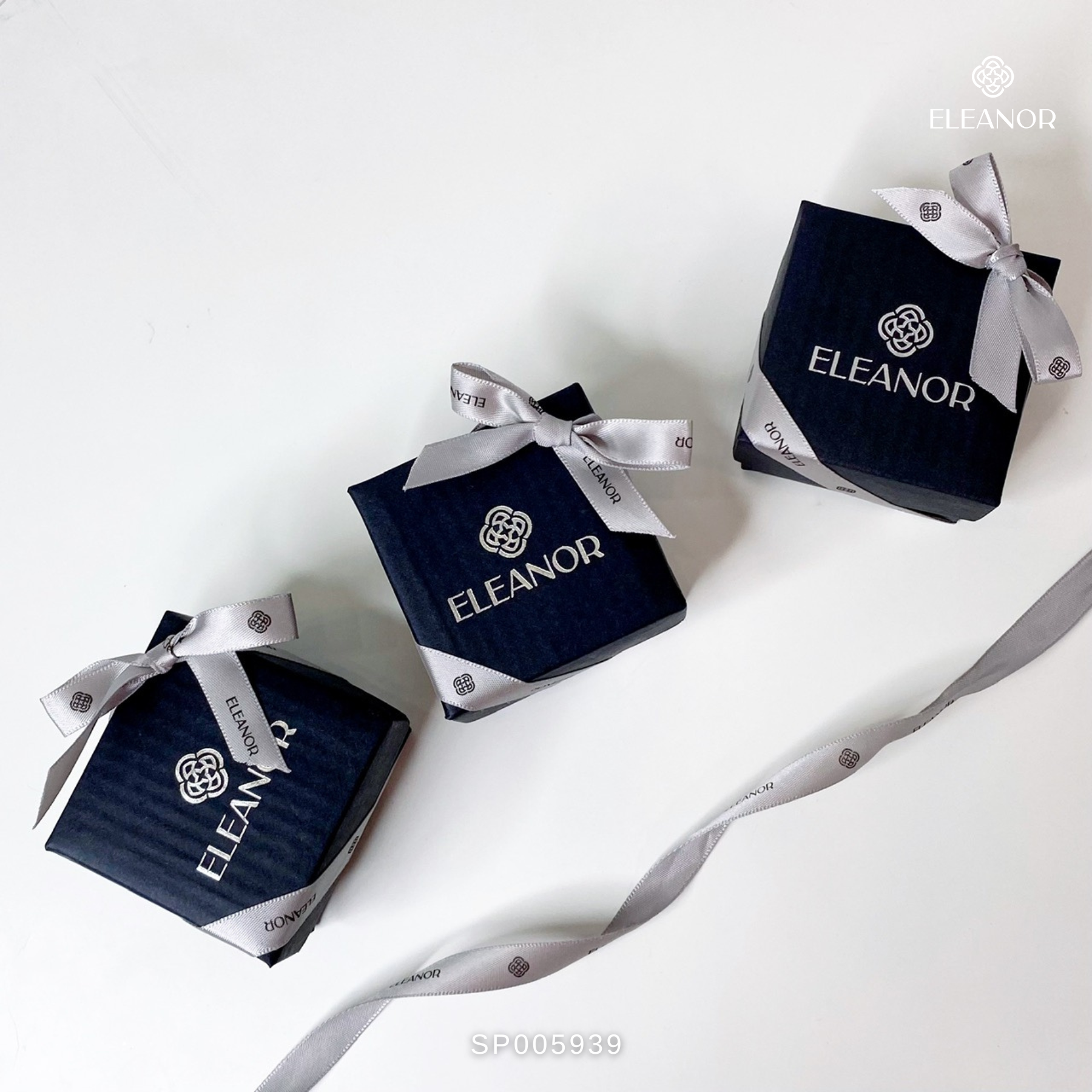 Hộp nhẫn Eleanor dây nơ xám- SP005939