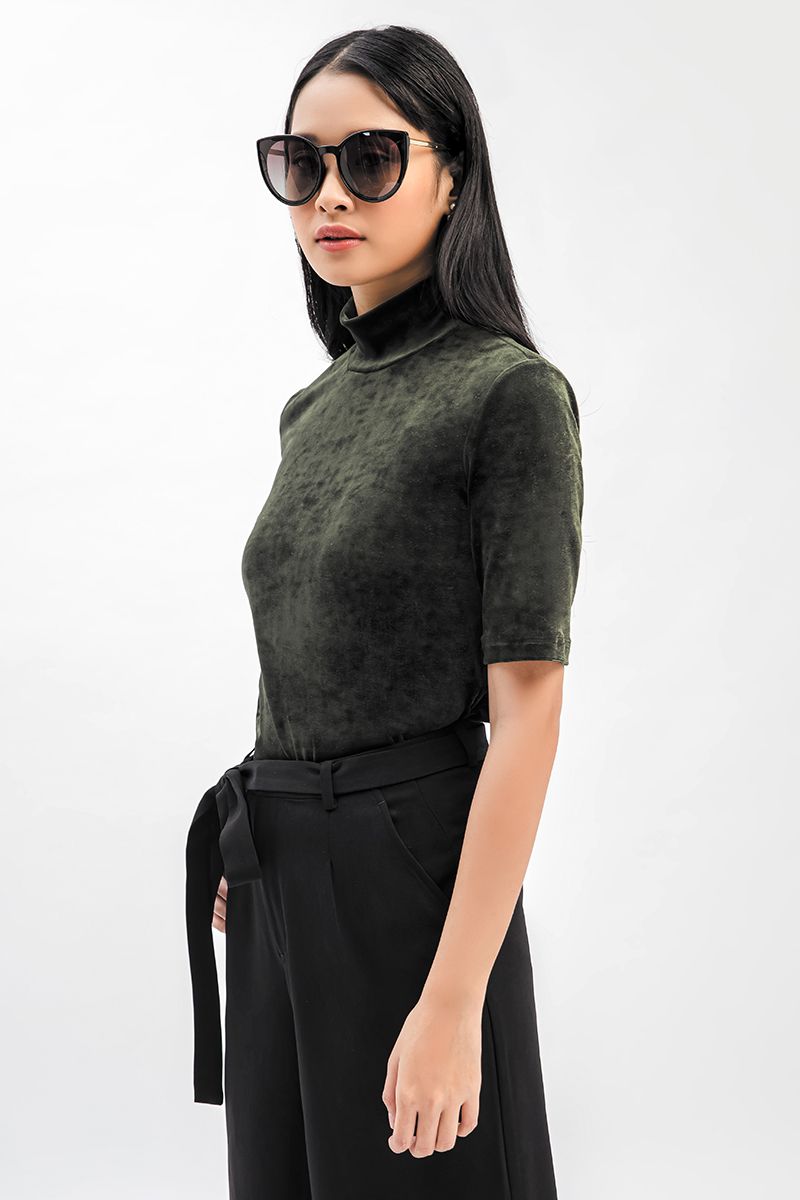 Áo kiểu nữ cổ lọ vải nhung thời thượng FWBL21SS38L