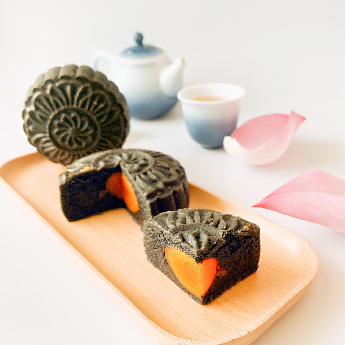 Bánh trung thu handmade - bánh than tre mè đen trứng muối