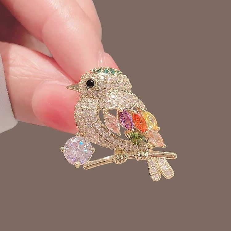 Hộp quà tặng mẹ - Trâm cài áo chim sẻ đá năm màu cao cấp TCA_1010