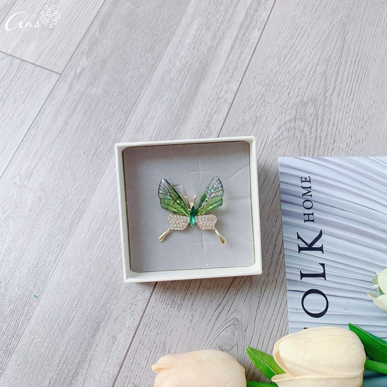 Hộp quà ý nghĩa - Trâm cài áo bướm đính đá sang trọng TCA_1015
