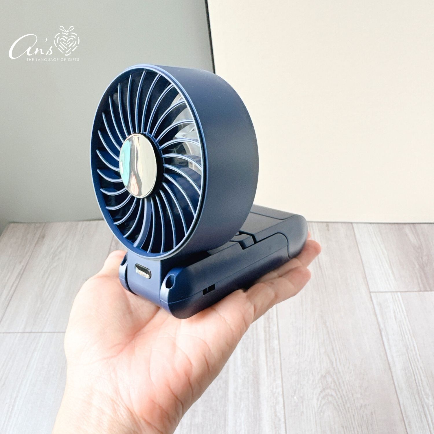 Quạt gấp cầm tay mini Y26