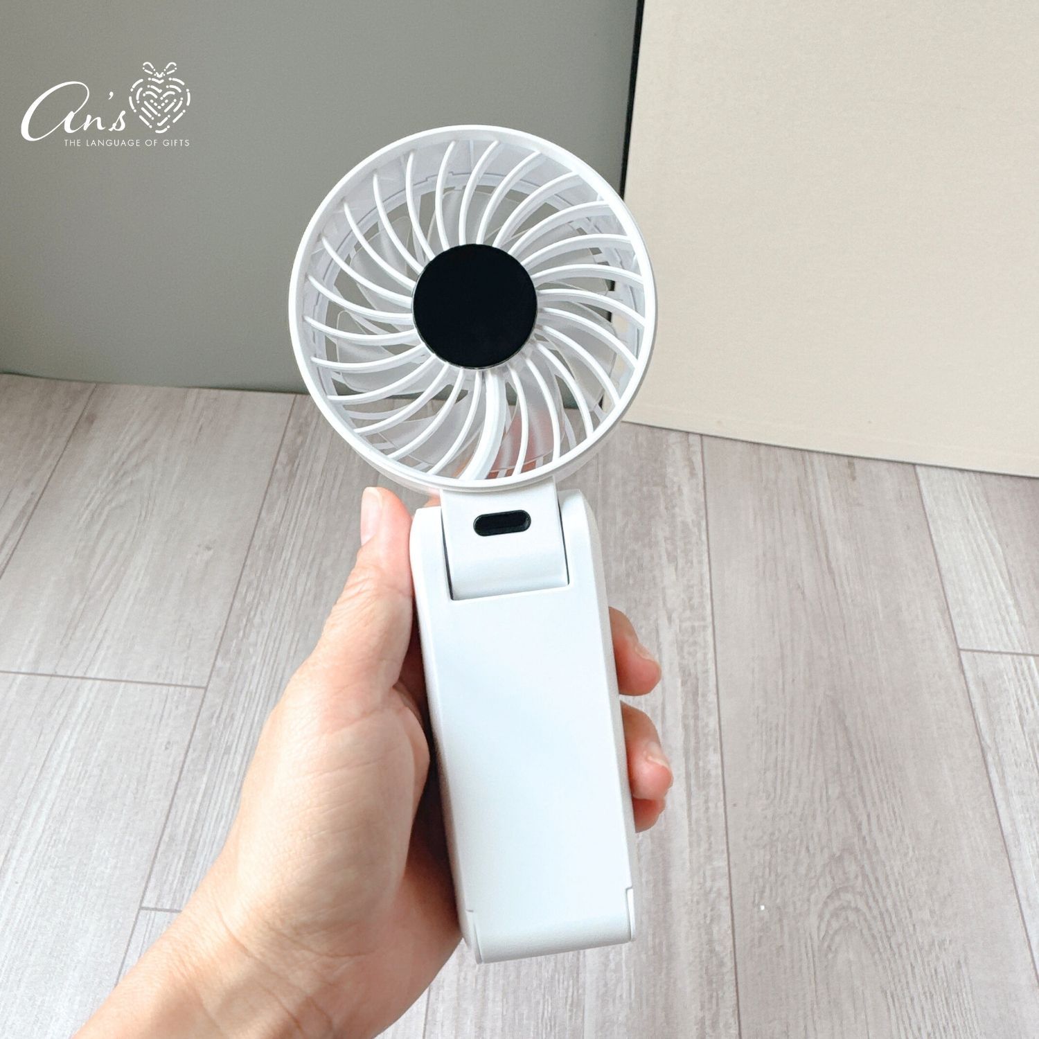 Quạt gấp cầm tay mini Y26