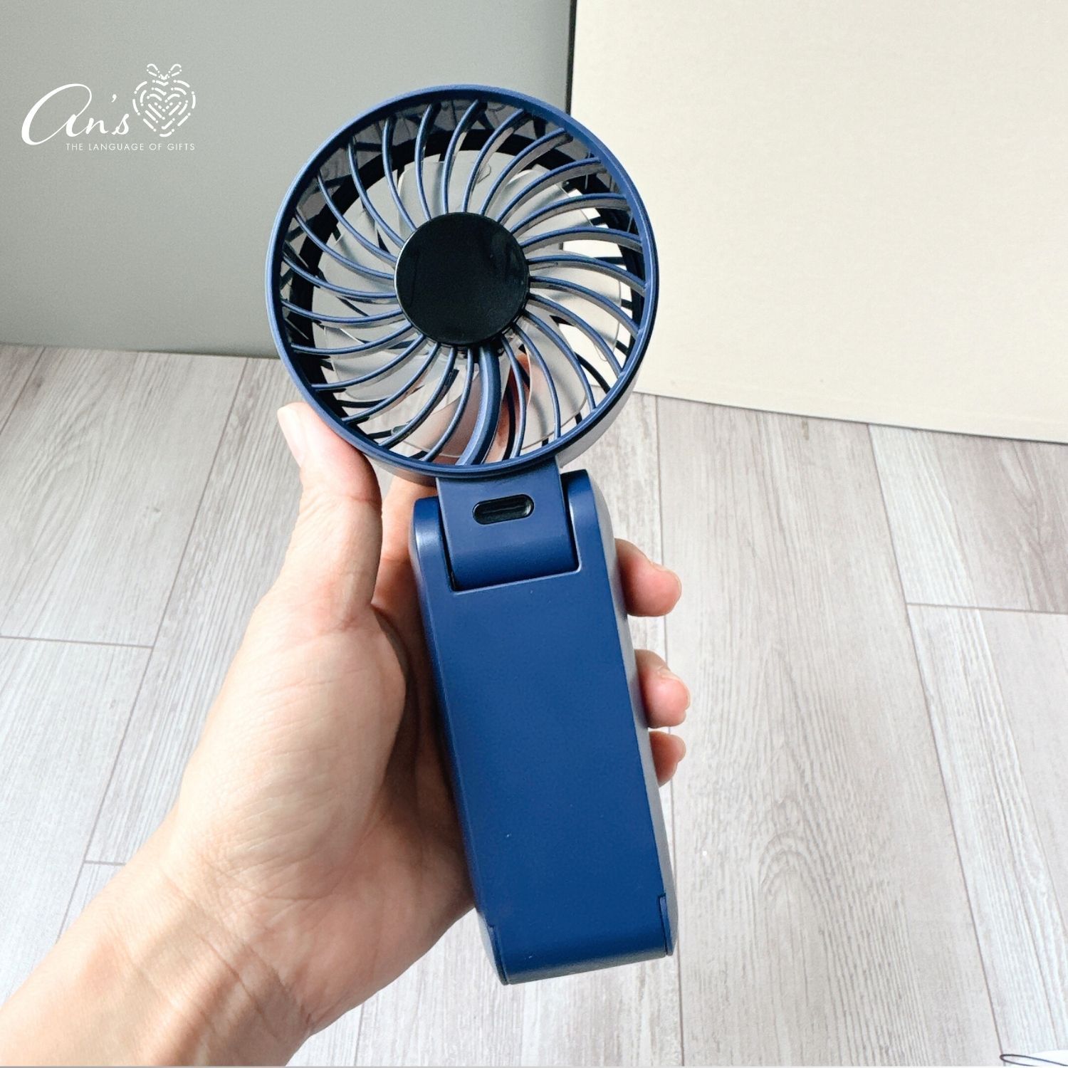 Quạt gấp cầm tay mini Y26