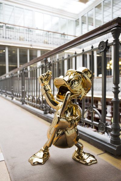 Tượng vịt Uncle Scrooge, màu chromed gold, nhựa resin
