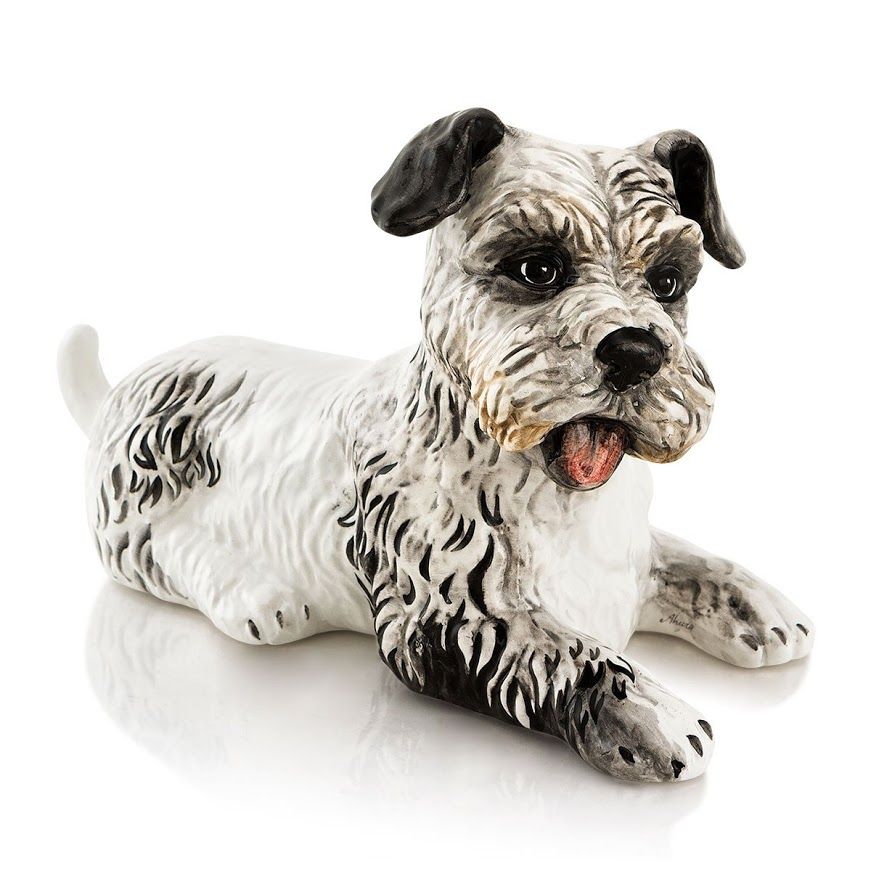 Tượng gốm chó Scottish Terrier nằm, màu trắng đốm nâu
