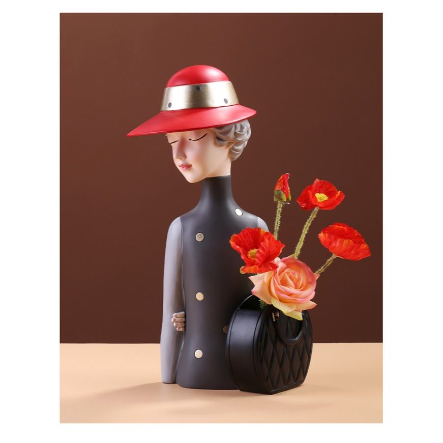 Tượng cô gái nón đỏ, nhựa composite, 17*13*36CM
