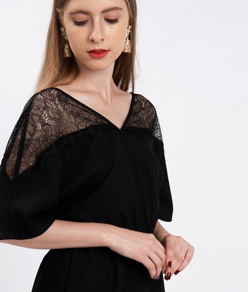 Jumpsuit ngắn tuytsi phối ren
