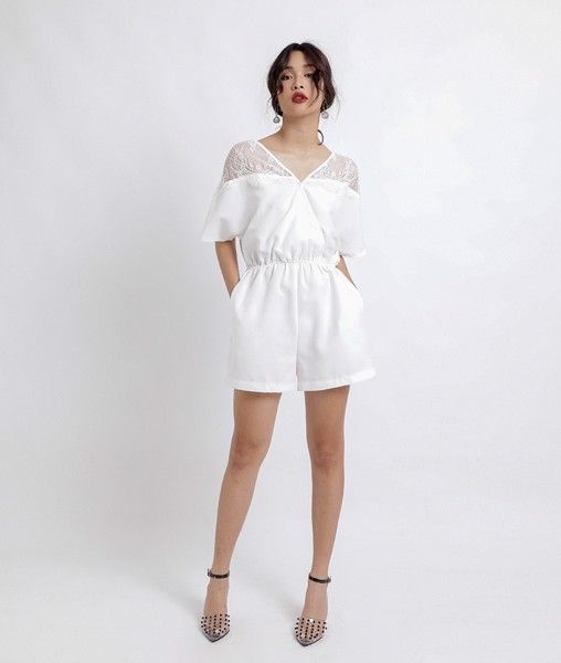 Jumpsuit ngắn tuytsi phối ren