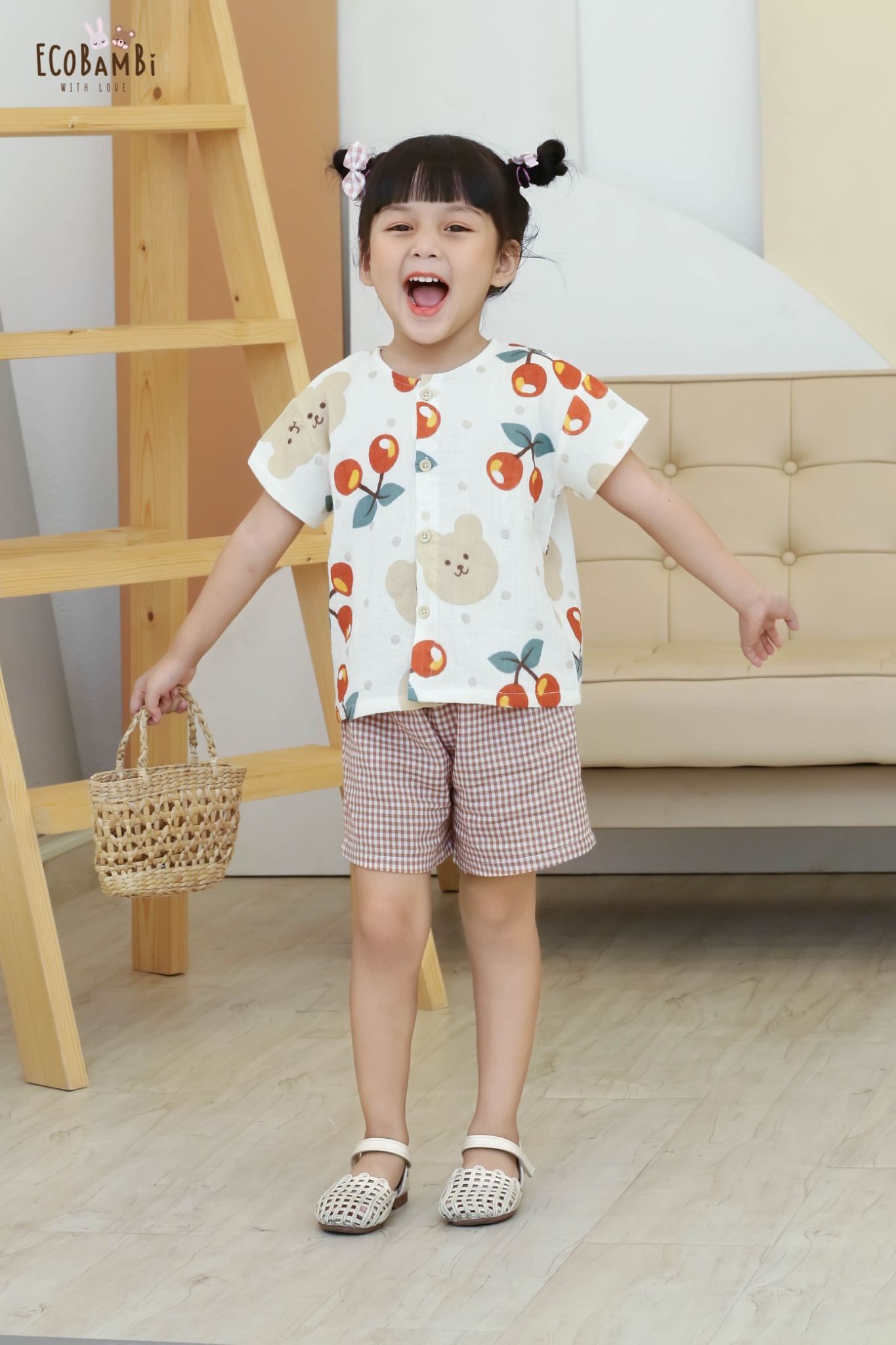 Bộ cotton Muslin Unisex tay ngắn, QUẦN SHORTS phong cách Hàn Quốc in Gấu phối quần kẻ sọc caro cho bé ECOBAMBI