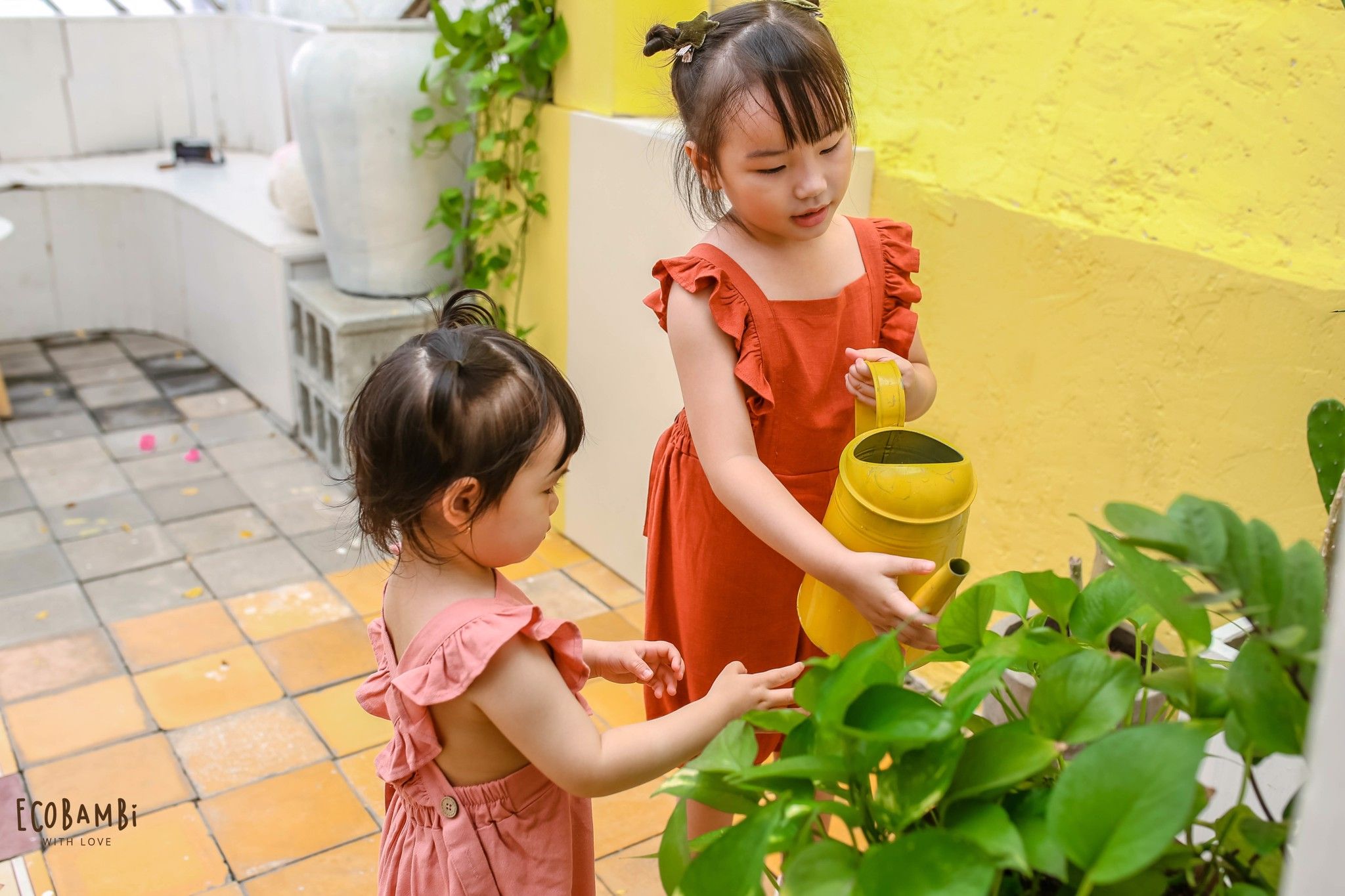 Jumpsuit linen dạng yếm bé gái