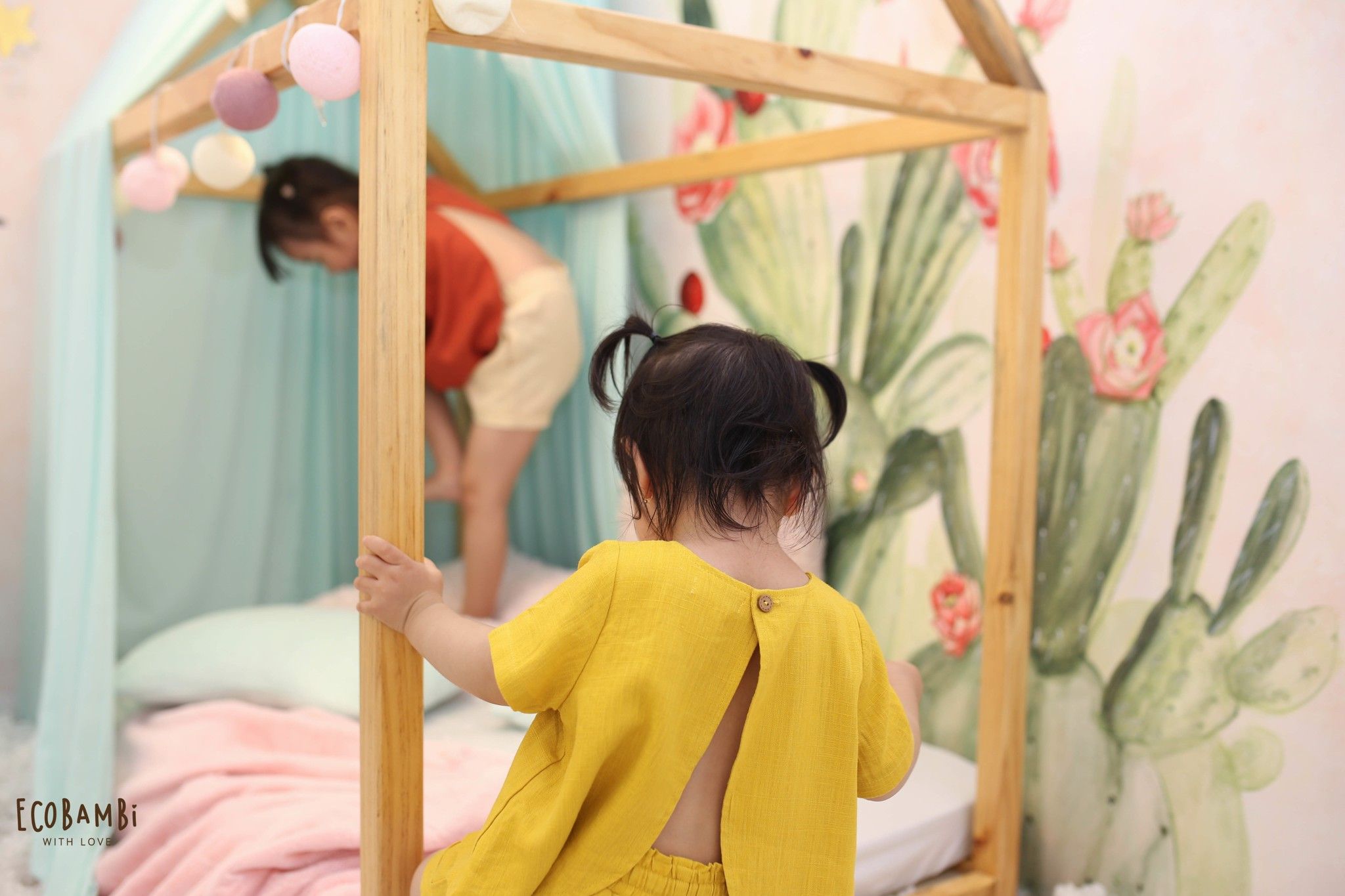 Áo linen xẻ lưng bé gái