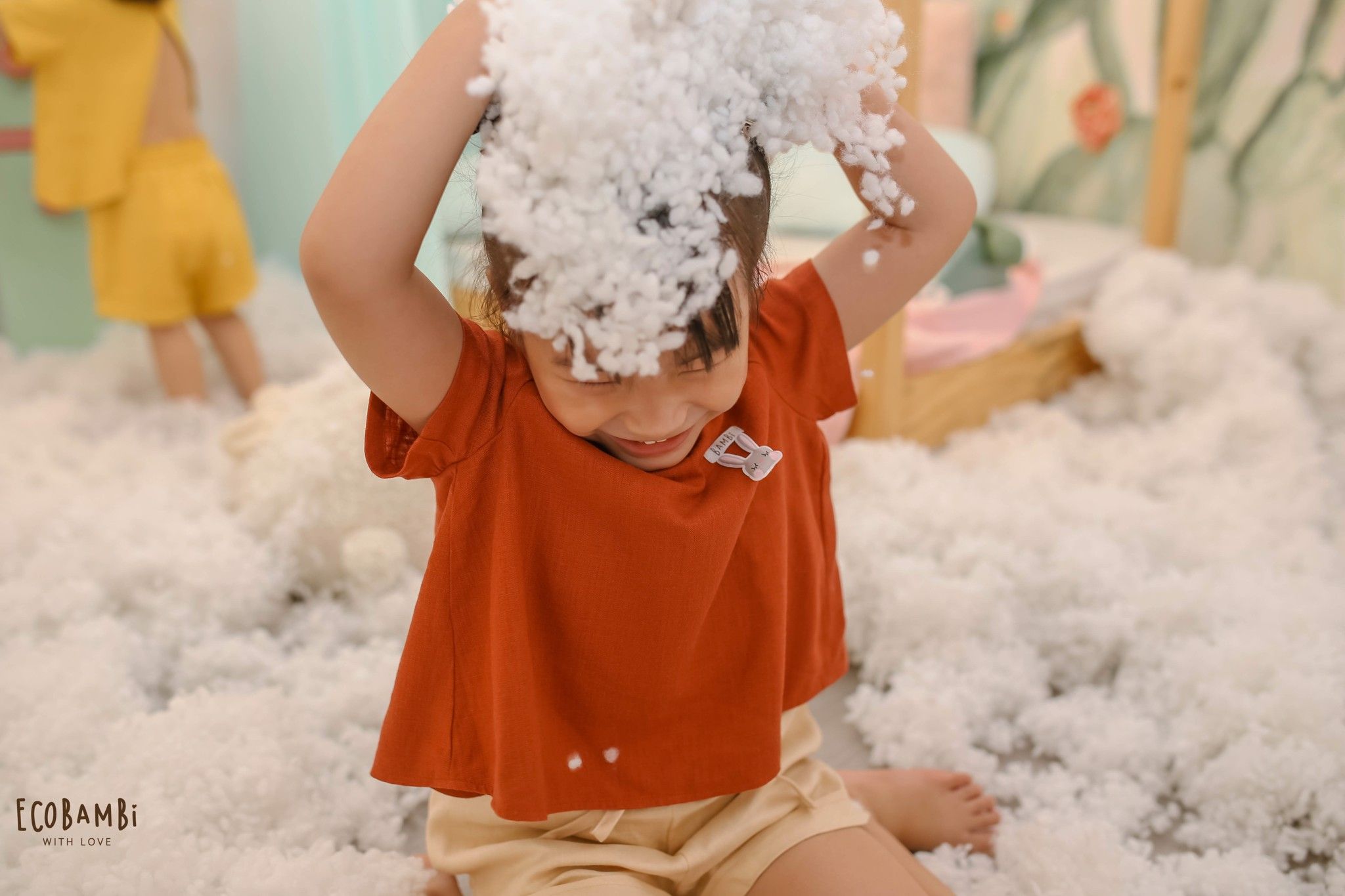 Áo linen xẻ lưng bé gái