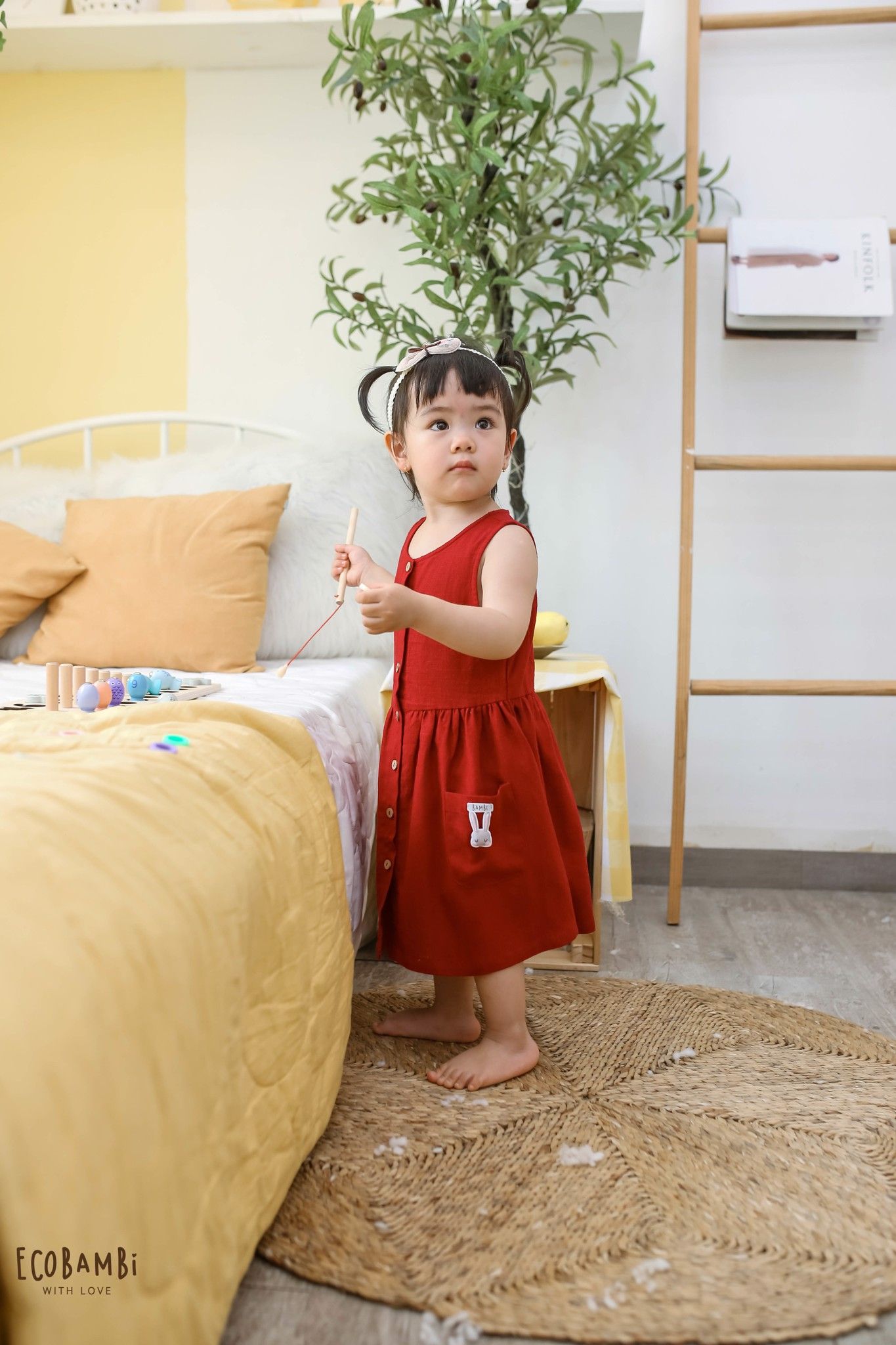 Đầm linen sát nách phối túi bé gái
