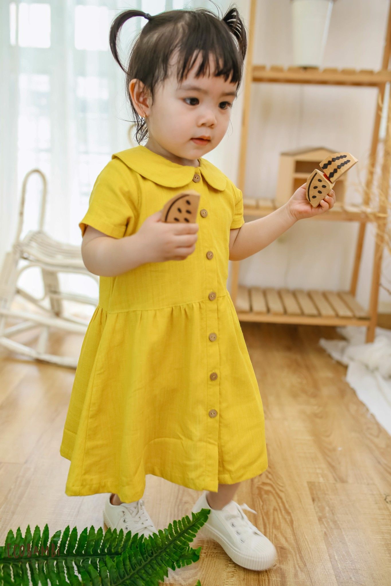 Đầm linen cổ lá sen bé gái