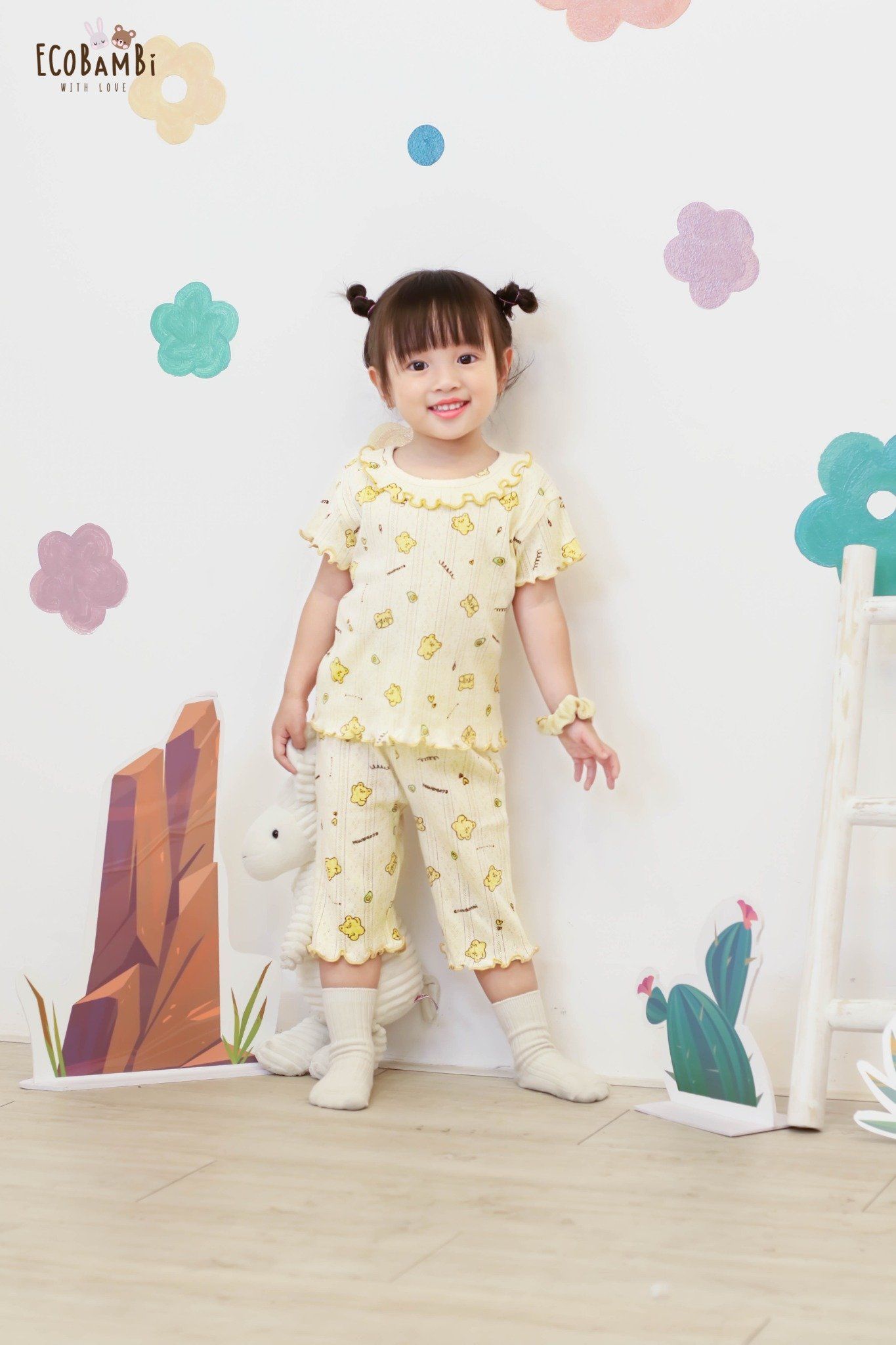 Bộ cotton thun Hàn kiểu dệt Jacquard tay ngắn cổ bèo quần lửng bé gái - 8935334000605