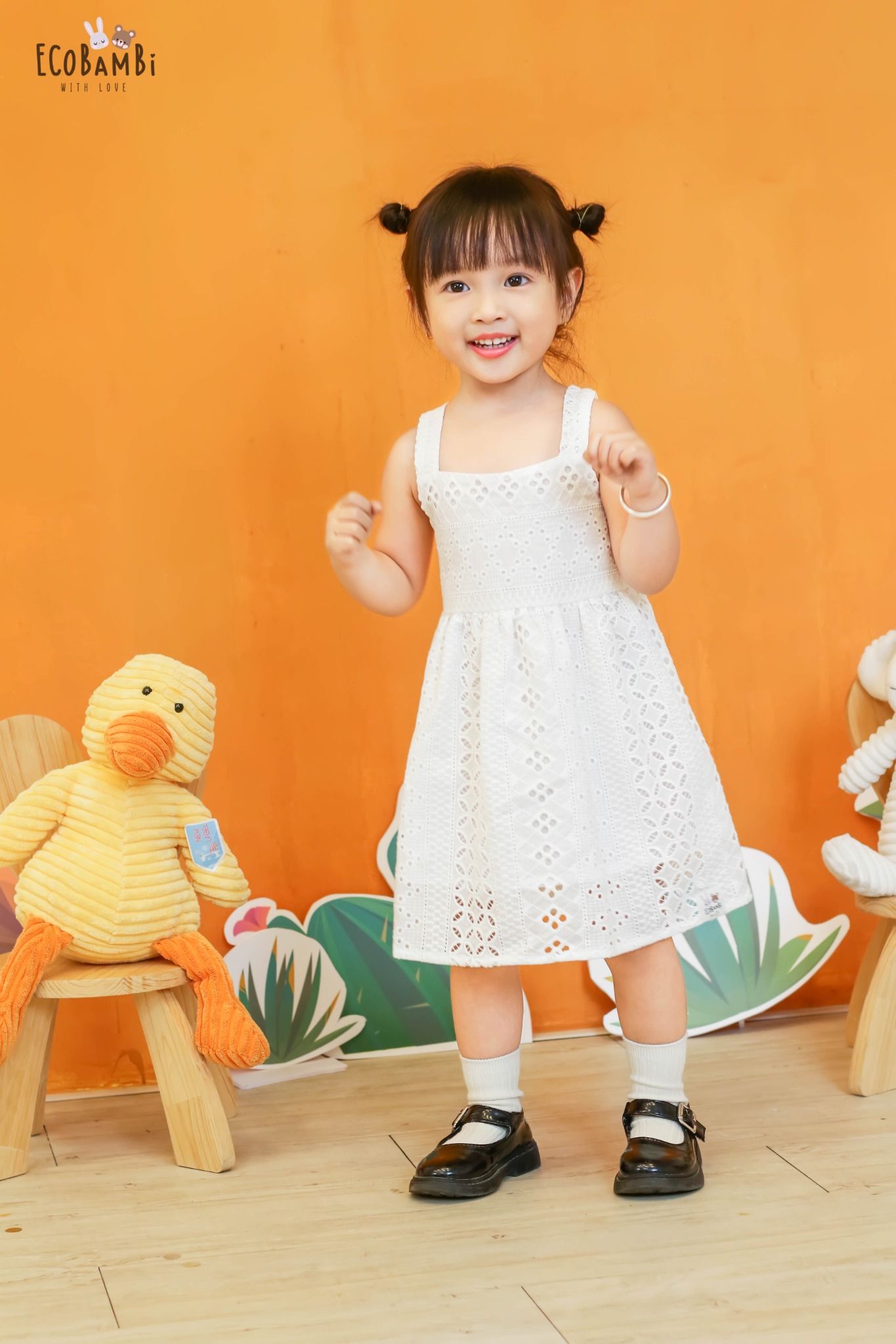 Đầm babydoll hai dây, màu trắng cotton thêu hoạ tiết dành cho bé gái - Ecobambi