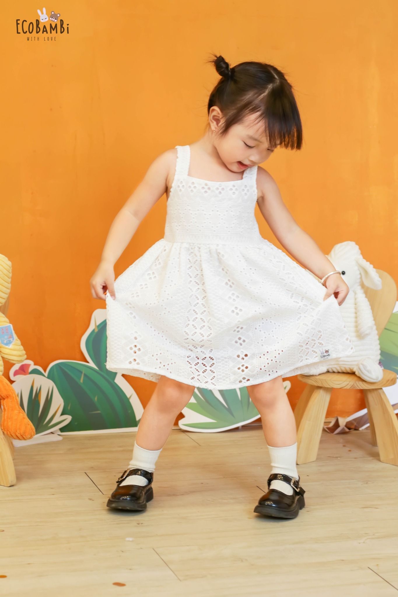 Đầm babydoll hai dây, màu trắng cotton thêu hoạ tiết dành cho bé gái - Ecobambi