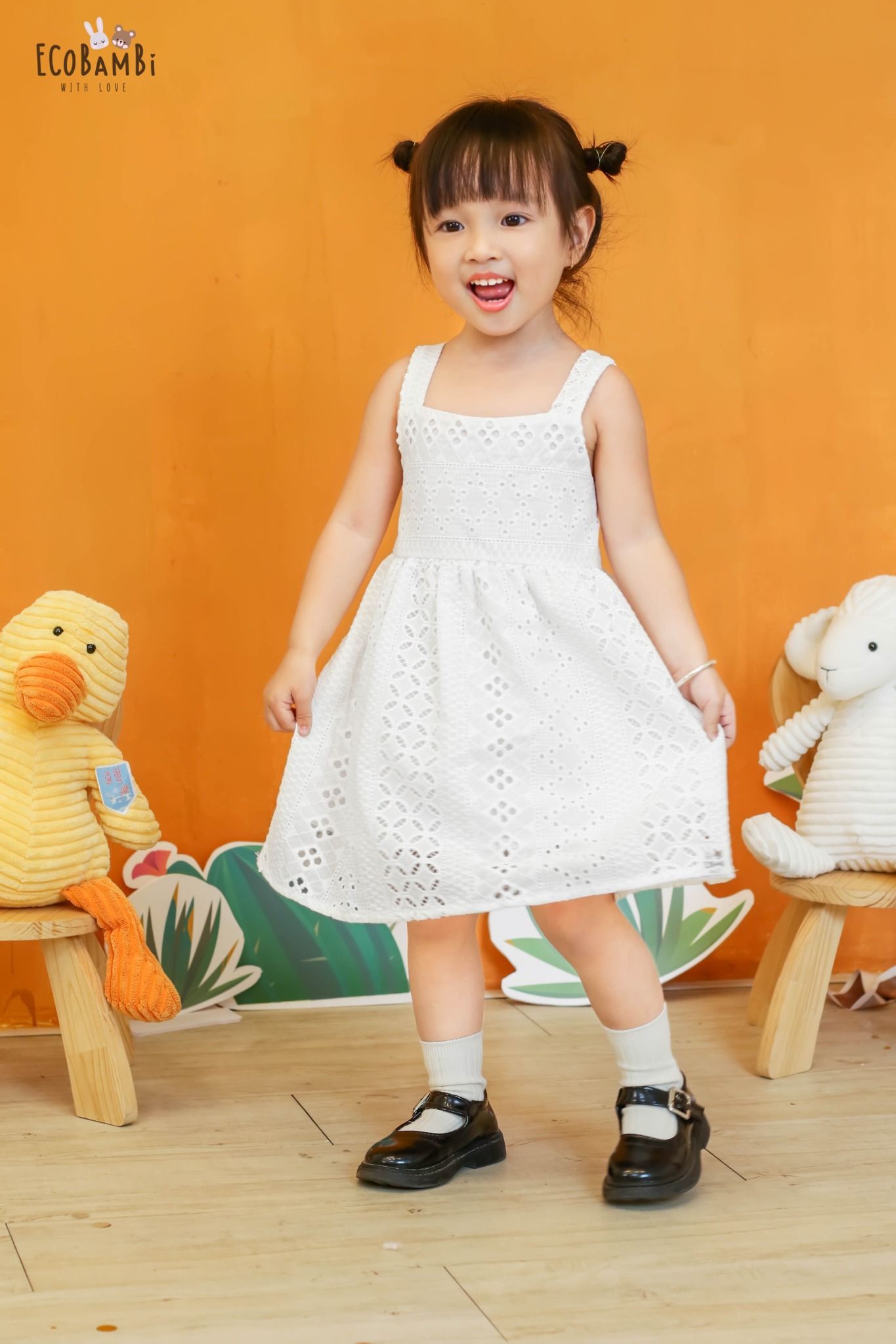 Đầm babydoll hai dây, màu trắng cotton thêu hoạ tiết dành cho bé gái - Ecobambi