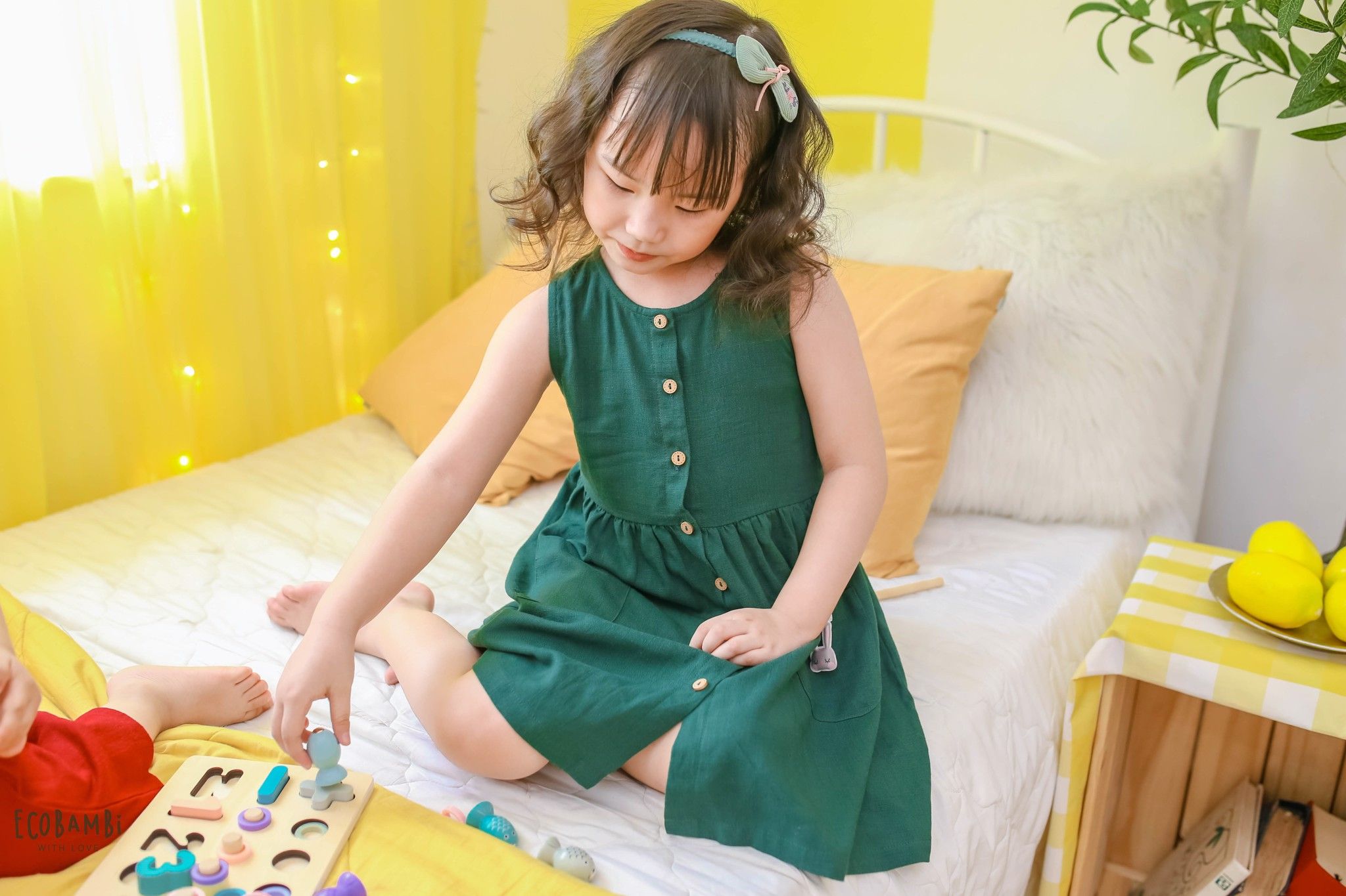 Đầm linen sát nách phối túi bé gái