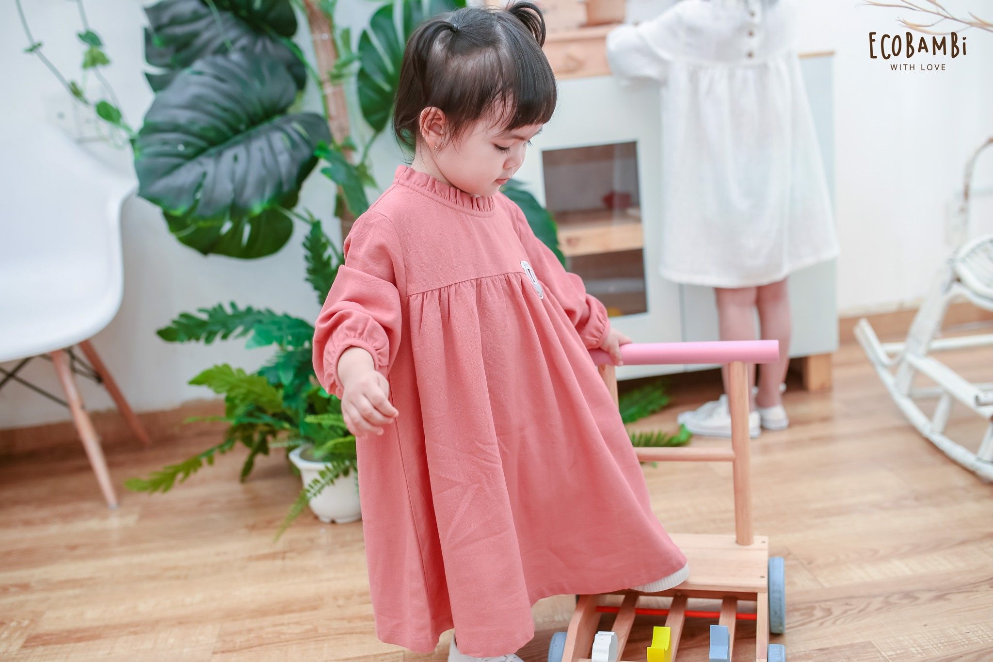 Đầm linen cổ bèo tay lửng bé gái