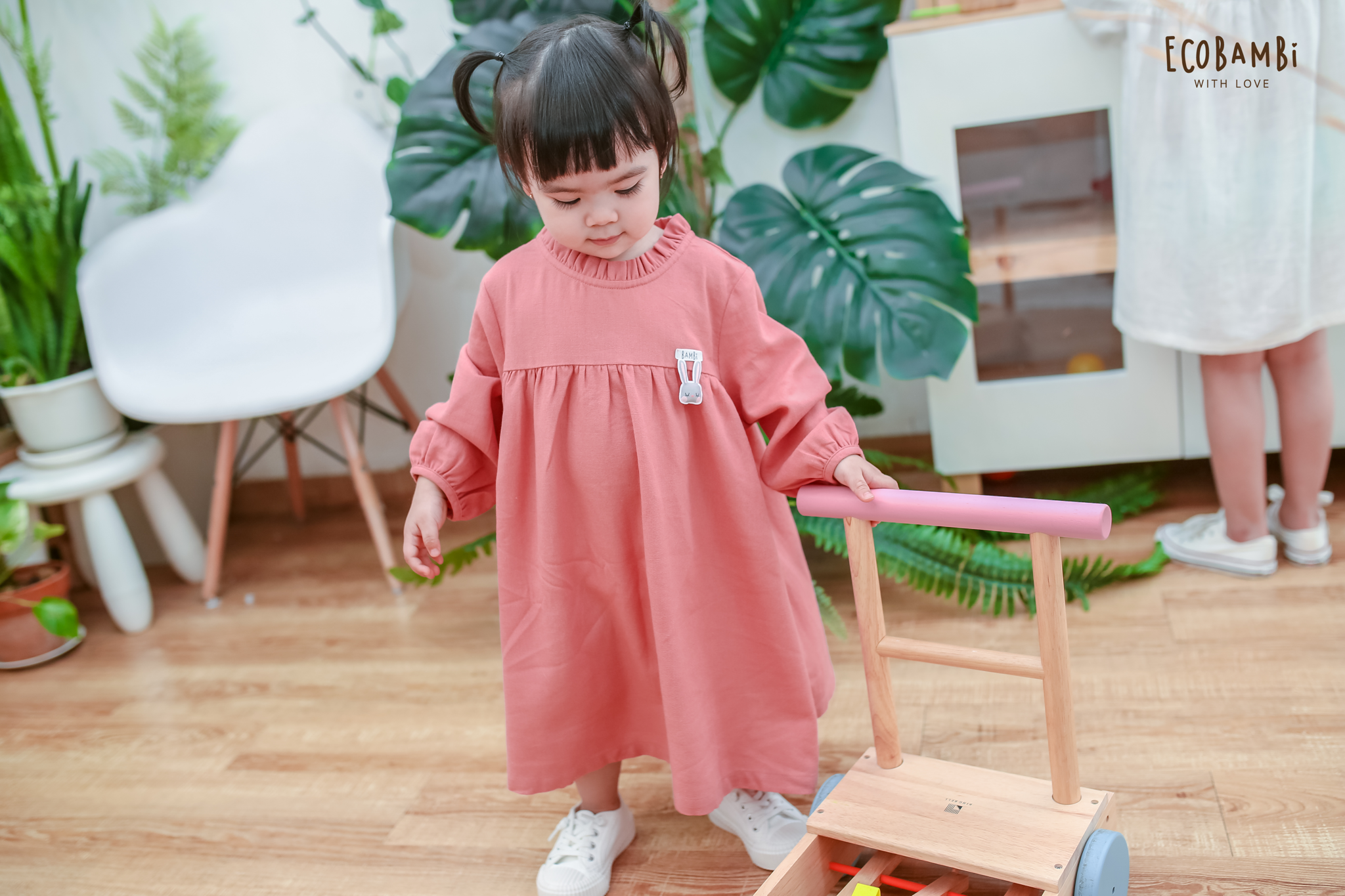 Đầm linen cổ bèo tay lửng bé gái