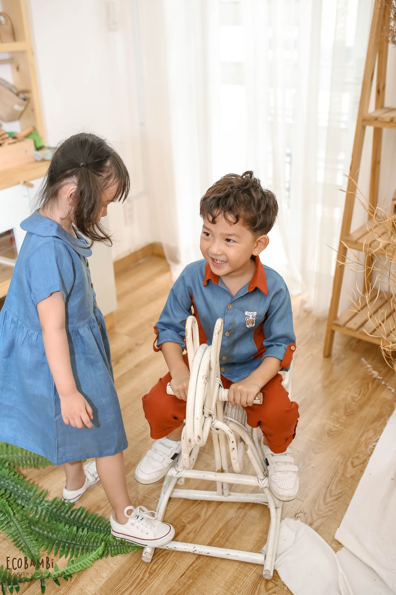 Đầm linen cổ lá sen bé gái