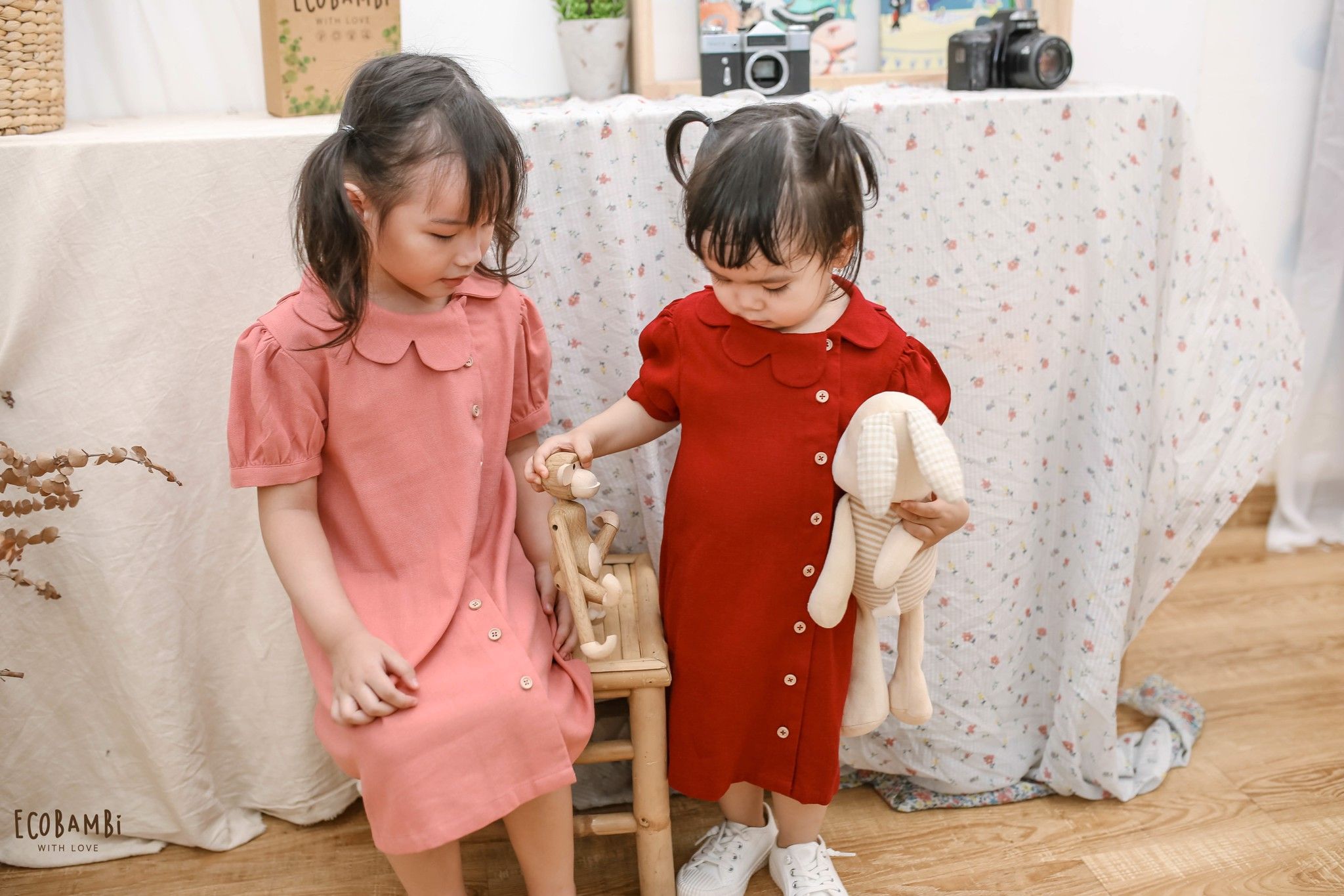 Đầm linen dáng chữ A cổ cánh hoa bé gái
